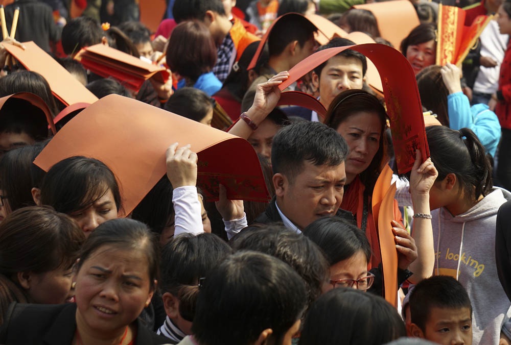 Học sinh nườm nượp đi khai bút đầu xuân - 12
Người dân cầm giấy trên tay chờ đợi được khai bút. Các chữ được viết ra giấy bởi những người chuyên viết chữ nho và ý nghĩa hoàn toàn theo họ mong muốn.