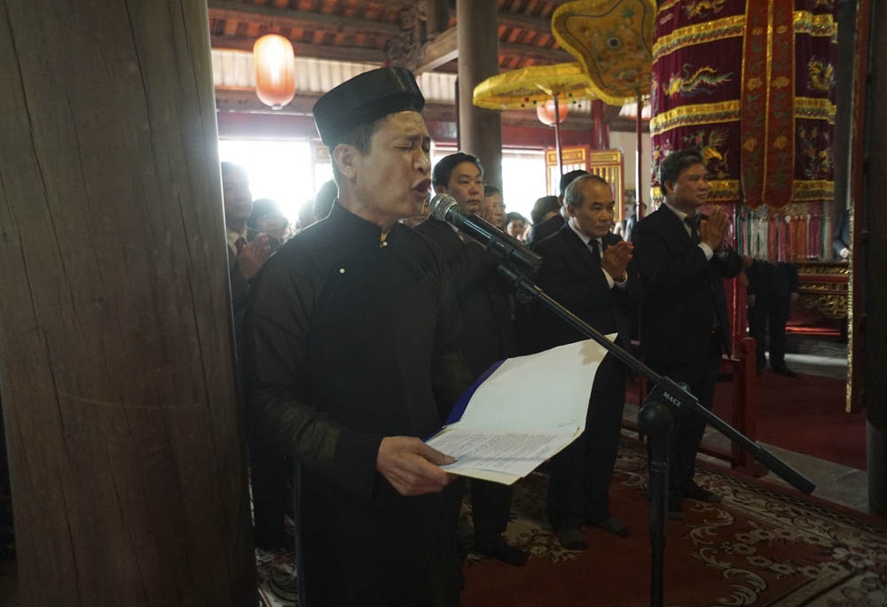 Học sinh nườm nượp đi khai bút đầu xuân - 3 Mở đầu Lễ Khai Bút là văn tế tưởng niệm Chu Văn An được xướng lên với giọng đọc rất xúc động và thành kính. Tham dự Lễ Khai Bút có Thứ trưởng Bộ Giáo dục Nguyễn Vinh Hiển (thứ 2 từ phải sang).