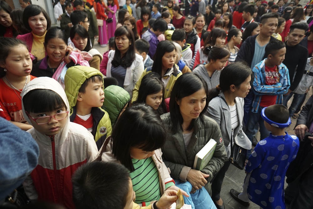 Học sinh nườm nượp đi khai bút đầu xuân - 4
Trong khi đó ở phía ngoài sân đình thờ Tiên triết Chu Văn An, rất đông người lớn và trẻ em đã chờ sẵn để chuẩn bị vào thắp hương và dâng sách vở.