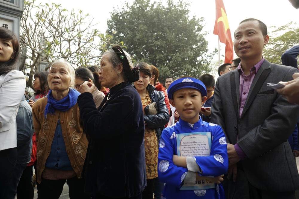 Học sinh nườm nượp đi khai bút đầu xuân - 5
Anh Hoàng Trọng Thanh và con trai Hoàng Anh Thái ở tận Hà Đông đã có mặt từ sáng sớm, chuẩn bị sẵn vở để dâng vào trong đình. Anh Thanh cho biết, mọi năm bố con anh thường đến Văn Miếu dâng hương đầu năm, nhưng năm nay chuyển đến đình thờ Chu Văn An để dự lễ khai bút.