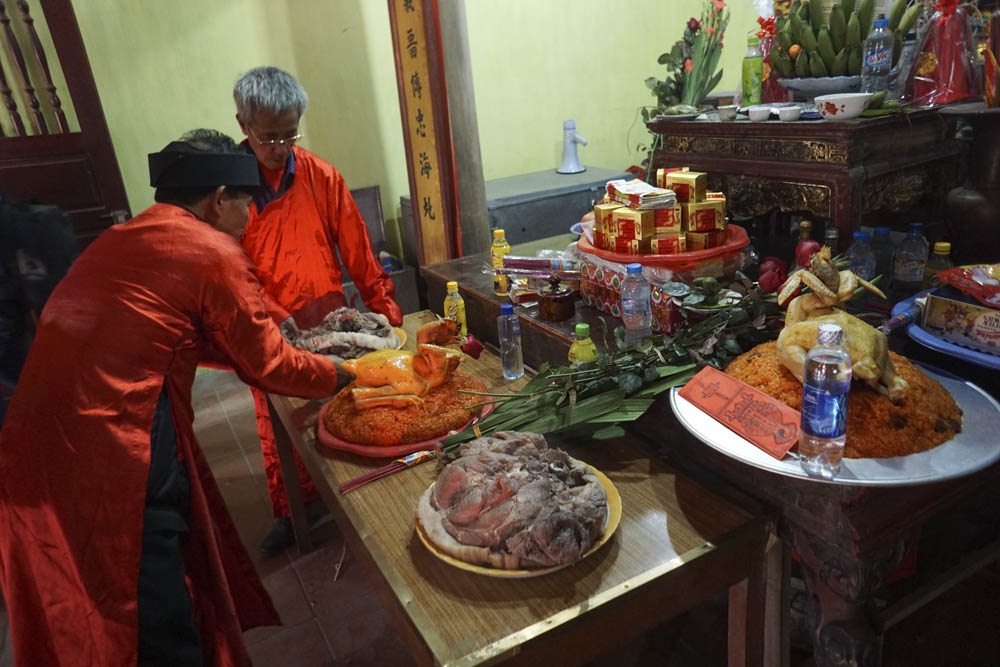 Hội làng Ném Thượng: Không còn cảnh chém lợn giữa sân đình - 13 Phần thịt quanh cổ (tràng hoa) của 2 ông ỉn được luộc chín gọi là cỗ ngọc dâng lên ban thờ phía trong hậu cung kết thúc lễ hội.