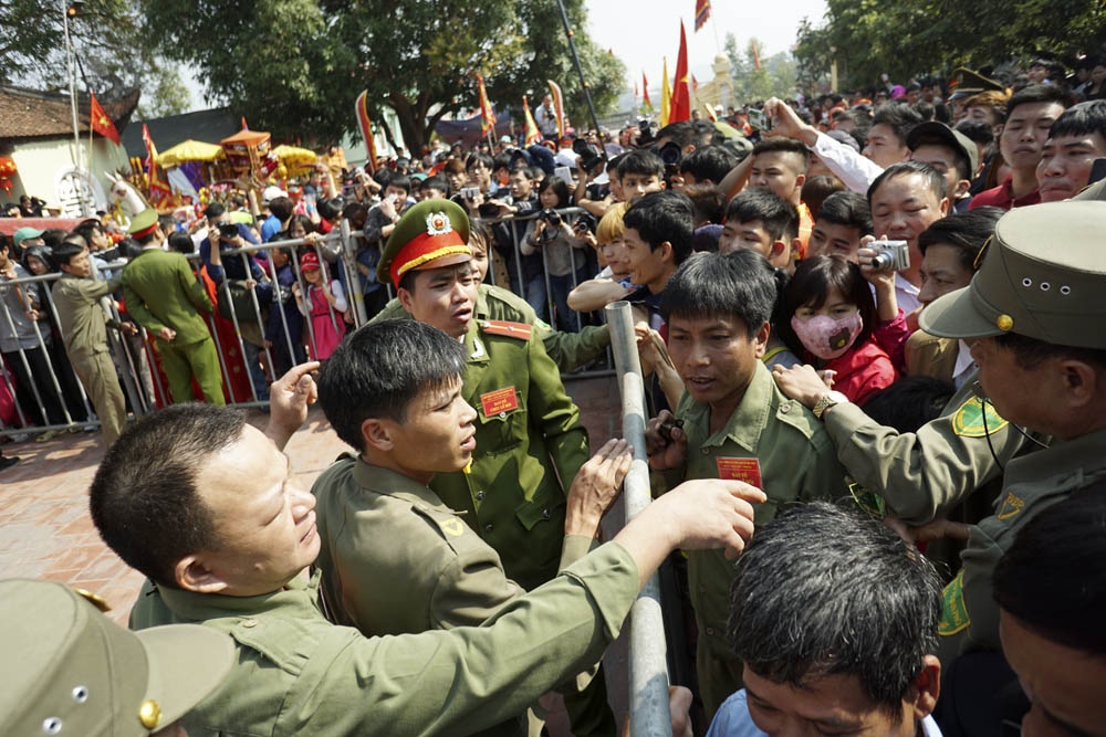 Hội làng Ném Thượng: Không còn cảnh chém lợn giữa sân đình - 8 Lúc này dân làng và khách thập phương đã tụ tập tại sân đình, háo hức chờ màn chém lợn dưới tay 2 ông thủ đao bên ngoài hàng rào sắt mới được dựng lên bao quanh khu vực làm lễ.