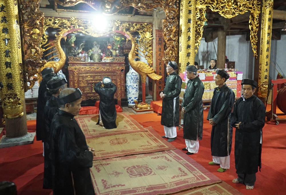 Chạy thục mạng "lấy đỏ" cầu may - 1 Vào đêm giã đám hội làng An Định (18/2/2016), trống chiêng được gióng lên từng hồi giục giã dân làng nhanh chóng tề tựu tại đình tham gia nghi lễ và lấy đỏ cầu may.