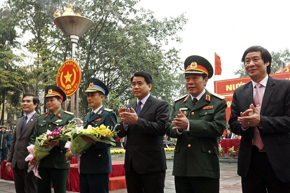 Phút chia tay cảm động trong ngày tân binh Thủ đô lên đường nhập ngũ - 4
Chủ tịch UBND thành phố Hà Nội Nguyễn Đức Chung (thứ 3 từ phải sang) và Thiếu tướng Nguyễn Thế Kết (thứ 2 từ phải sang), Chính ủy Bộ Tư lệnh Thủ đô Hà Nội, tặng hoa chúc mừng cán bộ, chiến sỹ trong buổi lễ giao nhận quân.