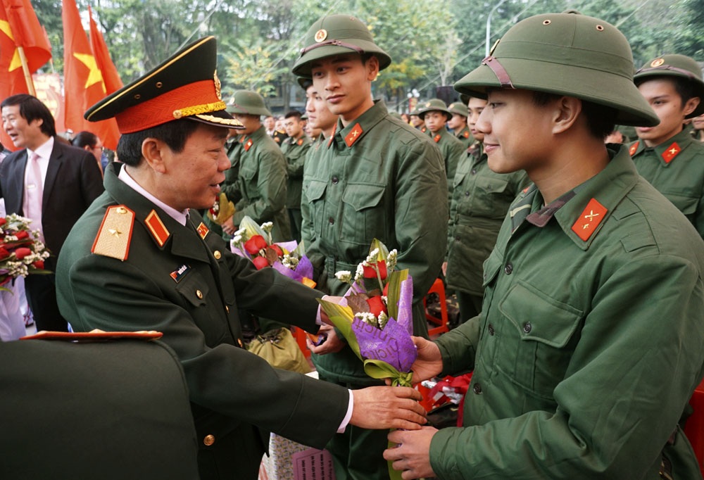 Phút chia tay cảm động trong ngày tân binh Thủ đô lên đường nhập ngũ - 5 Thiếu tướng Nguyễn Thế Kết tặng hoa cho các tân binh trước giờ lên đường nhập ngũ.