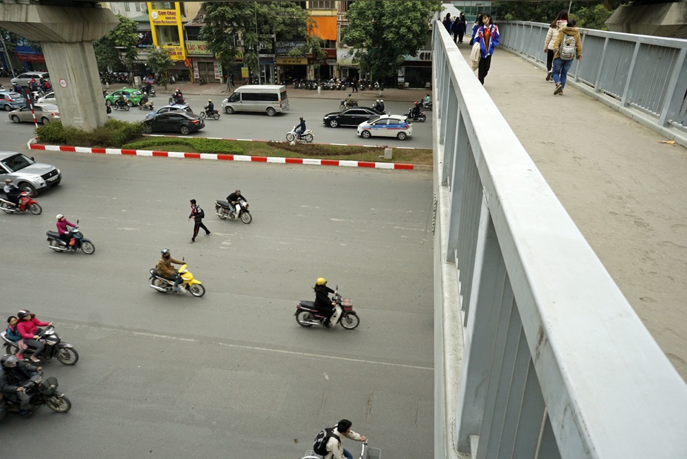 Đi bộ đúng đường - "nhiệm vụ bất khả thi" của người Hà Nội - 6
Ngay tại chân một cầu vượt đi bộ trên phố Nguyễn Trãi (quận Thanh Xuân), một số người vẫn đi bộ qua mặt đường theo thói quen.