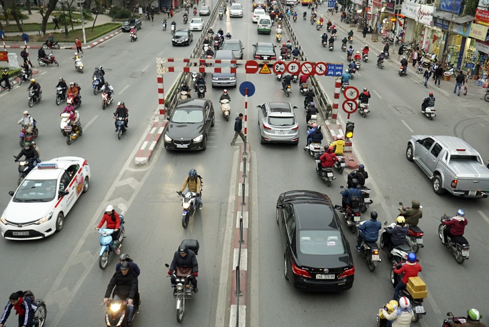 Đi bộ đúng đường - "nhiệm vụ bất khả thi" của người Hà Nội - 7 Cũng dưới chân một cầu vượt bộ hành phố Tây Sơn, người dân cũng sang đường theo thói quen bất chấp nguy hiểm.