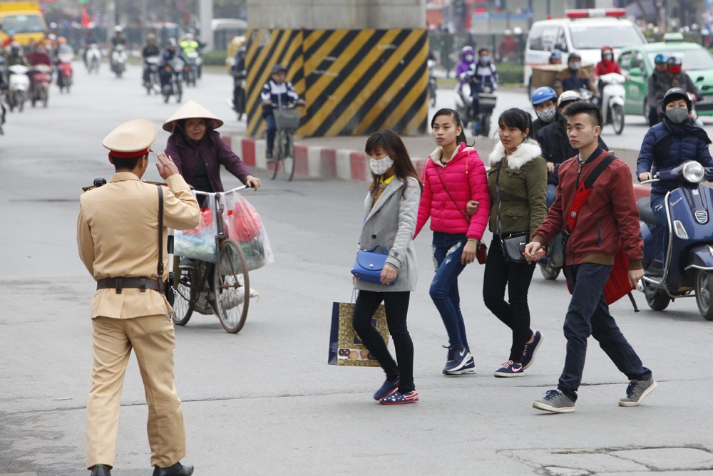 Đi bộ đúng đường - "nhiệm vụ bất khả thi" của người Hà Nội - 8
Sau hơn ba tuần thực hiện quy định xử phạt người đi bộ không đúng phần đường, nhiều người vi phạm bị CSGT chặn lại vẫn tỏ ra ngơ ngác không biết vì sao.