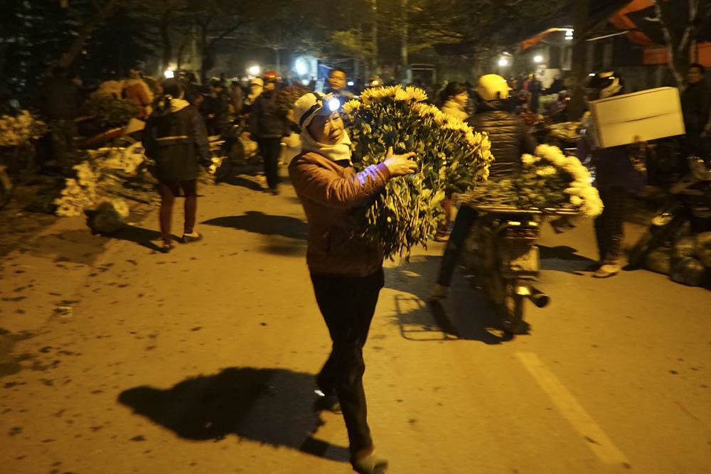 "Thợ lò" săn hoa đêm ở chợ đầu mối Nam Định - 5
Mgười mua hoa với đèn pin trên đầu giống như một người thợ hầm lò.
