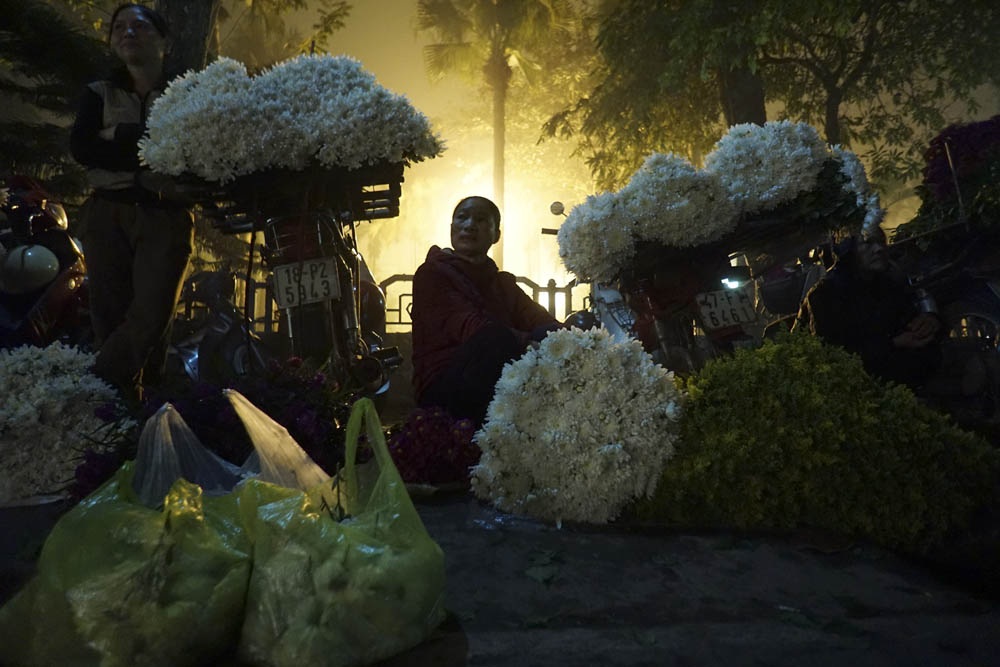 "Thợ lò" săn hoa đêm ở chợ đầu mối Nam Định - 9
Rất nhiều loại hoa rụng cũng được cho vào túi bán với giá rẻ, chỉ 25 nghìn/1 túi.