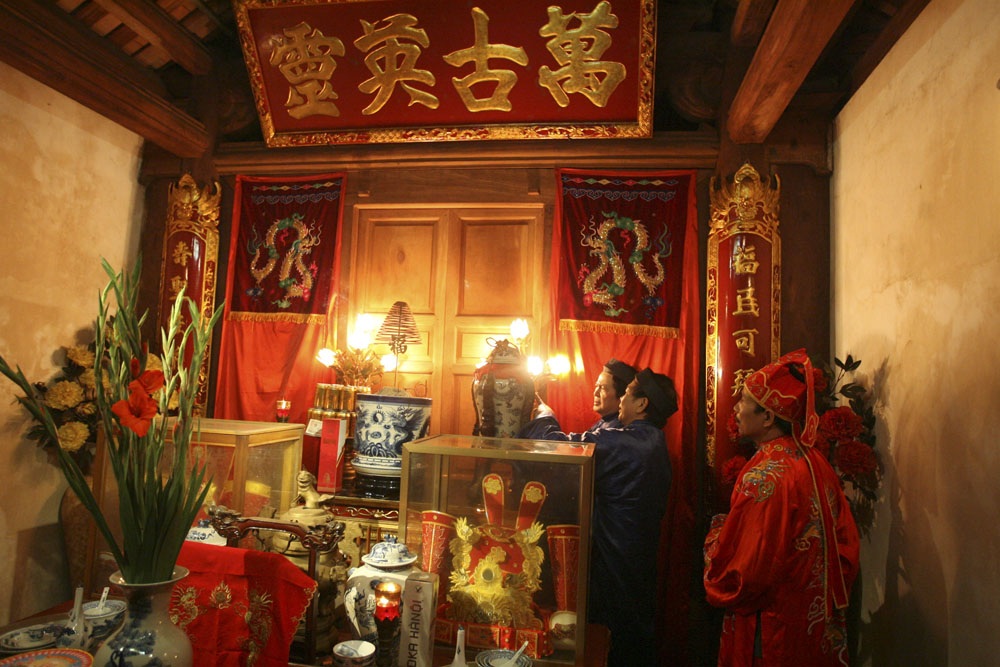 Vui - buồn cùng nước - 2 Nước sông Hồng được đưa vào đình làng Thổ Khối, đặt trang trọng trên ban thờ, nước này sau đó sẽ được dùng để thờ cúng quanh năm trong đình.