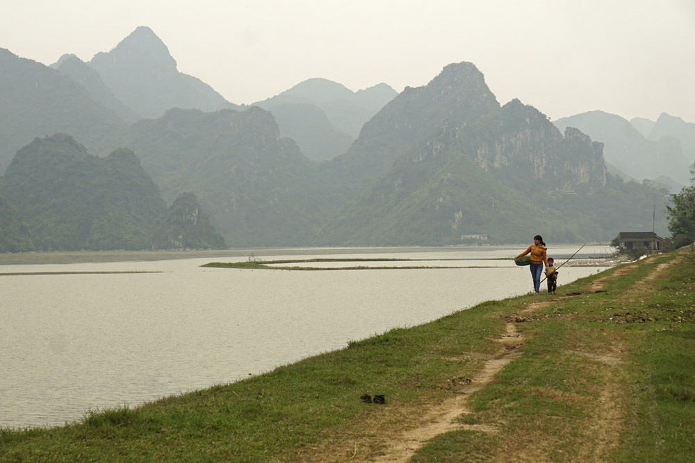 
Hồ nằm cách trung tâm TP Hà Nội khoảng 40 km, thuộc địa phận xã Tuy Lai, huyện Mỹ Đức. Đây là vùng đất cuối cùng phía Tây Nam của Hà Nội, giáp ranh với tỉnh Hòa Bình.
