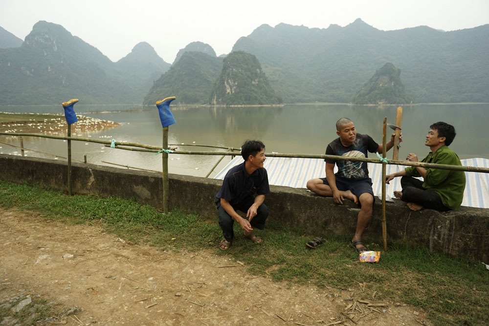 Có một Hạ Long thu nhỏ trong lòng Hà Nội - 11
Sau mỗi ngày lao động, những người dân Tuy Lai trò chuyện thoải mái trong không khí trong lành bên bờ hồ.