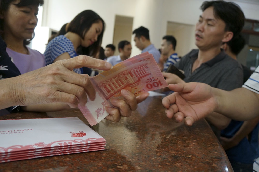 Đây là loại tiền mệnh giá 100 đồng nhưng không có giá trị thanh toán, lưu thông được phát hành để kỉ niệm 65 năm thành lập Ngân hàng Nhà nước Việt Nam (6/5/1951 - 6/5/2016) có giá bán 20 nghìn đồng/tờ.