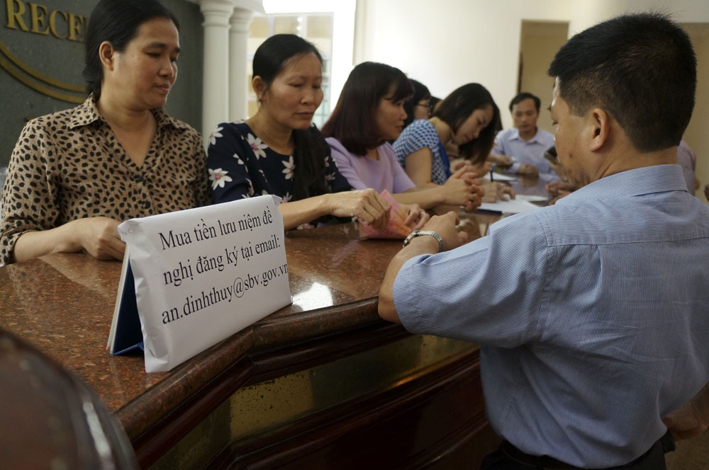 Tại quầy giao dịch tuy đông người nhưng khá trật tự.