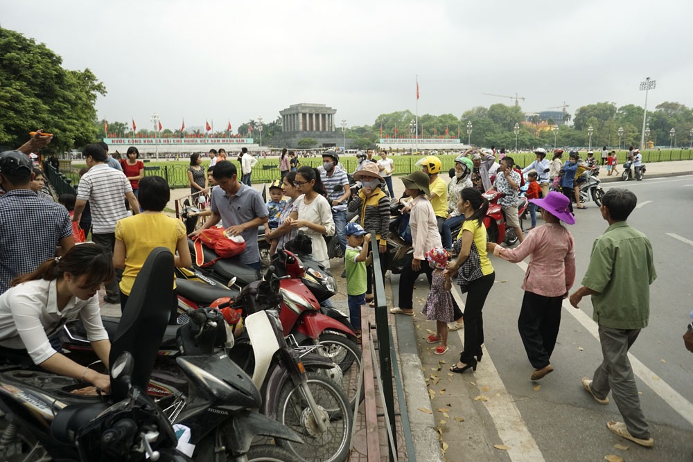 Người dân xếp hàng gần 3km vào viếng lăng Bác - 1
Điểm gửi xe đầu đường Độc Lập lúc 9h không còn chỗ trống, trong khi đó du khách đổ về mỗi lúc một đông.