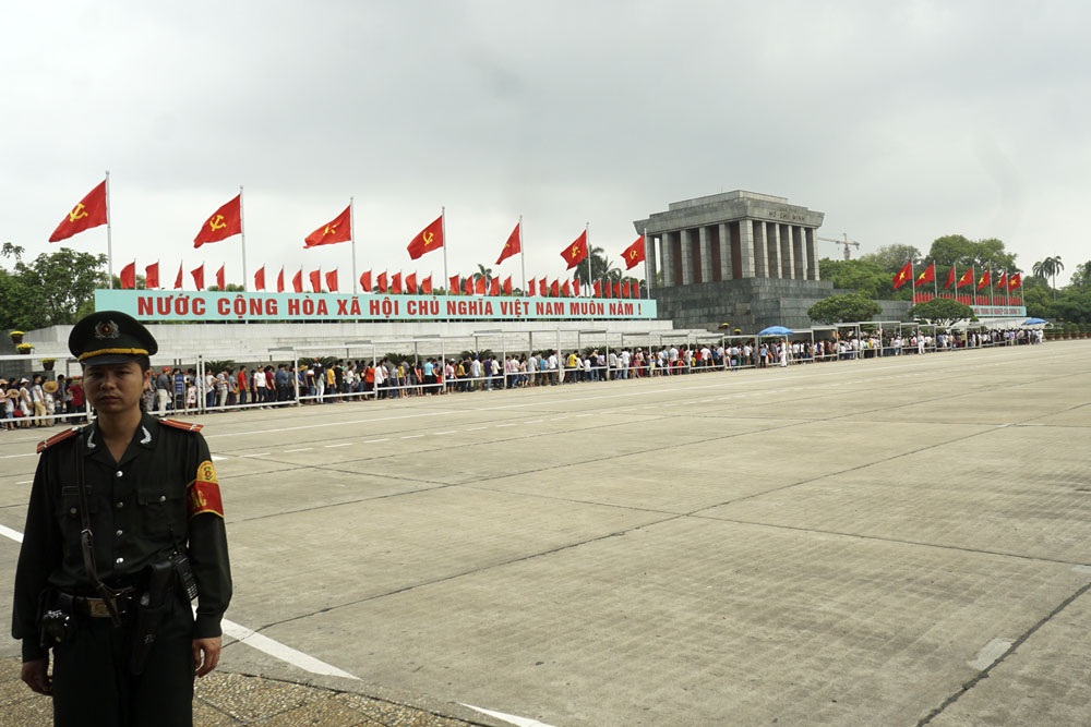 Người dân xếp hàng gần 3km vào viếng lăng Bác - 10
Hàng người nối dài phía trước cửa lăng Bác.