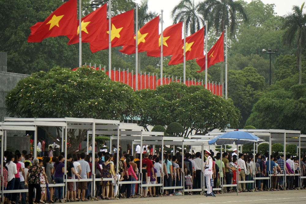 Người dân xếp hàng gần 3km vào viếng lăng Bác - 11
Dòng người chờ vao viếng Bác dưới hàng cờ đỏ sao vàng tung bay trên khán đài.