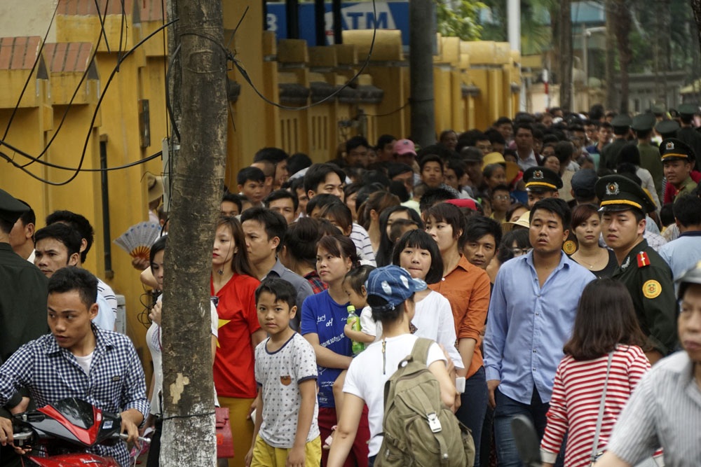 Người dân xếp hàng gần 3km vào viếng lăng Bác - 2
Dòng người xếp hàng vào viếng lăng Bác kéo dài từ đoạn ngã tư đường Hùng Vương - Lê Hồng Phong đến phố Ngọc Hà.