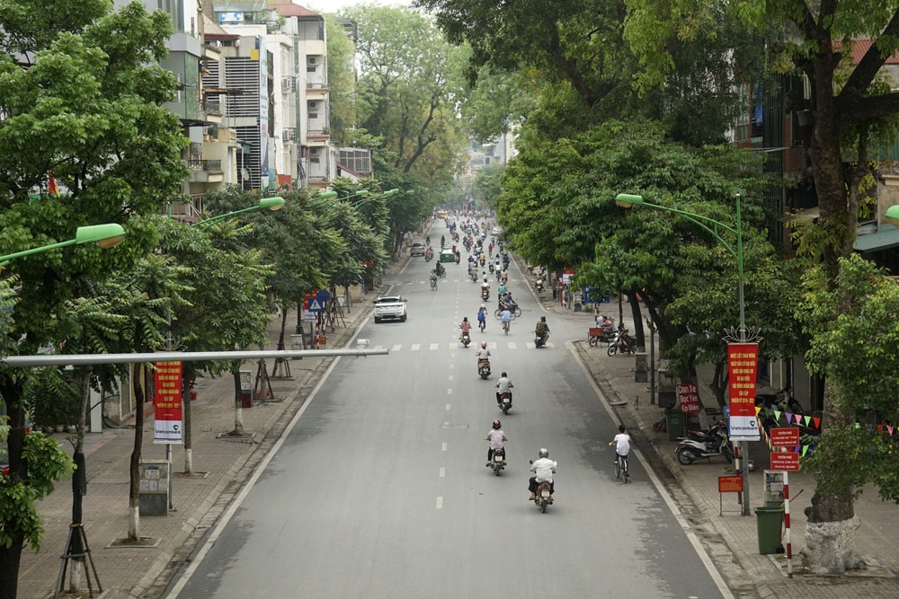 Sớm mai vắng vẻ tại Hà Nội ngày nghỉ lễ - 8
Phố Huế thanh bình trong ngày nghỉ lễ.