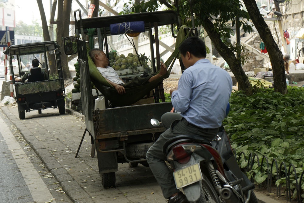 Người Hà Nội gồng mình chống chọi với nắng nóng đầu hè - 9 Nghỉ ngơi dưới nắng nóng gay gắt.