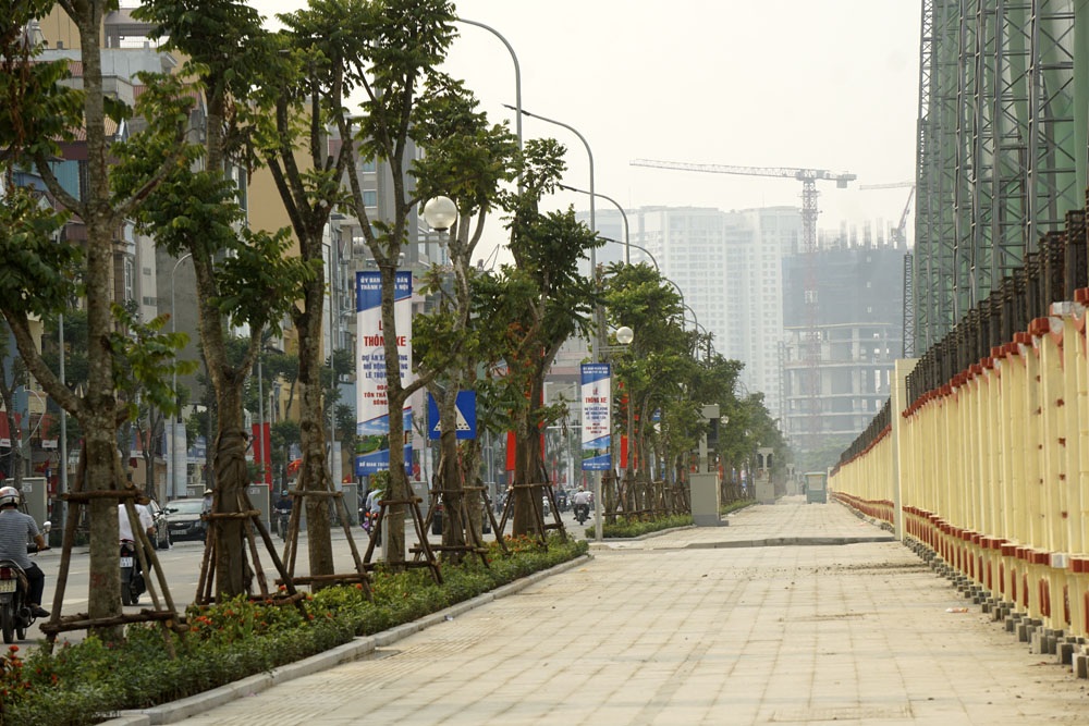 Biển hiệu đồng bộ đẹp mắt trên phố kiểu mẫu đầu tiên ở Hà Nội - 10
Vỉa hè rộng thoáng kết hợp trồng nhiều cây xanh.