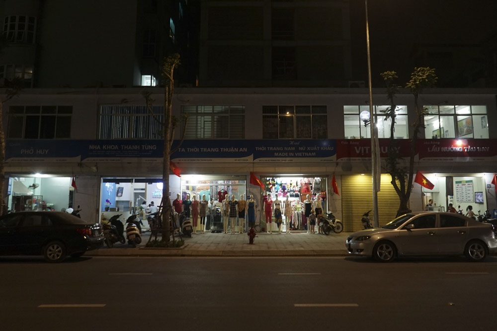 Biển hiệu đồng bộ đẹp mắt trên phố kiểu mẫu đầu tiên ở Hà Nội - 14
Các bảng biển quáng cáo được lắp đặt đồng bộ nhưng không có đèn chiếu sáng.