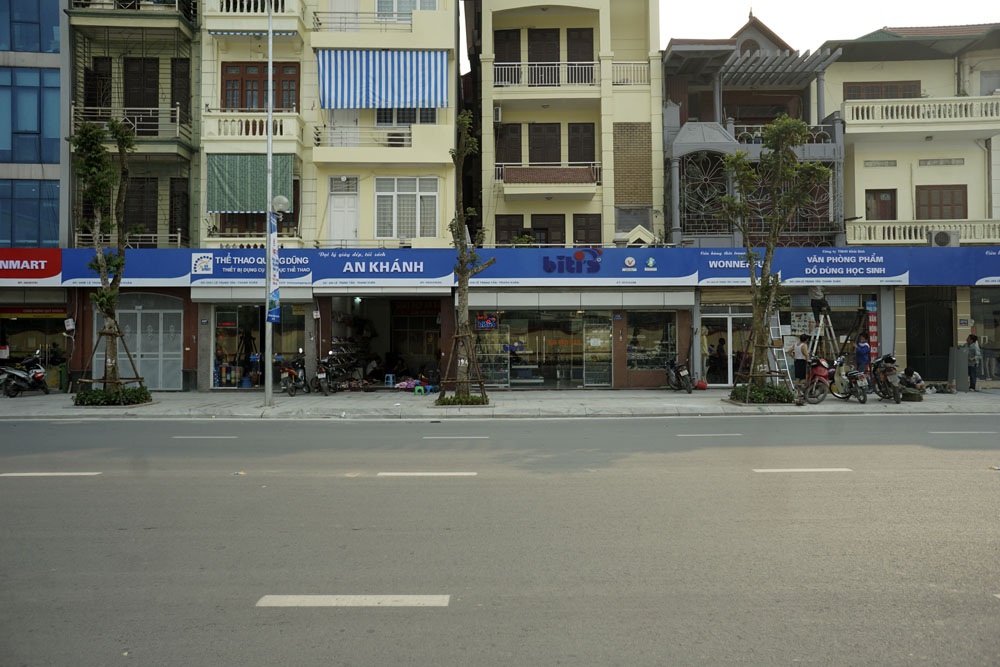 Biển hiệu đồng bộ đẹp mắt trên phố kiểu mẫu đầu tiên ở Hà Nội - 3
Chiều cao trung bình của các loại bảng biển quảng cáo so với mặt đất được cố định khoảng 3,2m - 3,3m. Chiều cao bảng biển là 1,1m, được sơn 2 màu xanh và đỏ.
