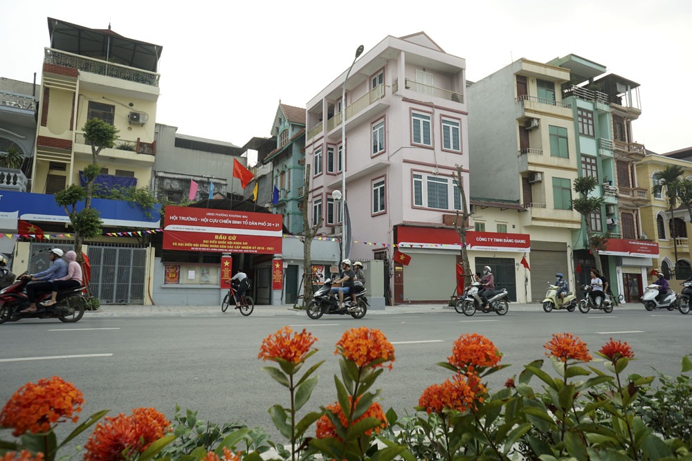 Biển hiệu đồng bộ đẹp mắt trên phố kiểu mẫu đầu tiên ở Hà Nội - 4
Kinh phí lắp đặt bảng biển quảng cáo được Thành phố Hà Nội tài trợ.