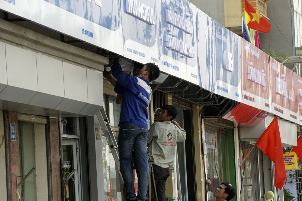 Biển hiệu đồng bộ đẹp mắt trên phố kiểu mẫu đầu tiên ở Hà Nội - 5
Một vài cửa hàng vẫn tiếp tục gia cố cải tạo phần mặt tiền.