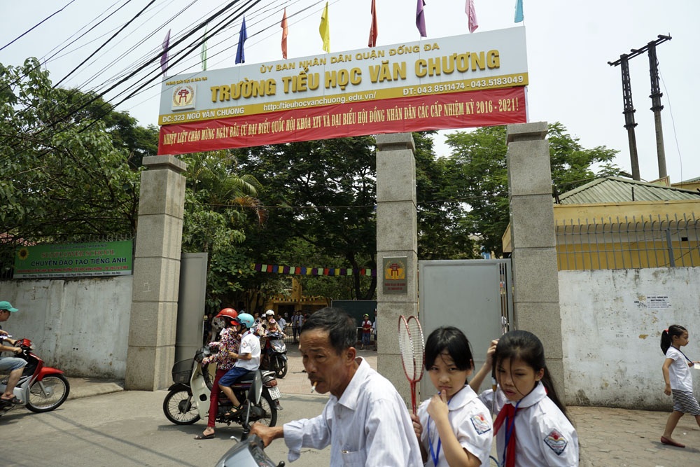 Đường phố Hà Nội rực rỡ trước ngày bầu cử Quốc hội - 3
Cổng trường tiểu học Văn Chương (quận Đống Đa) treo băng-rôn Nhiệt liệt chào mừng ngày bầu cử Đại biểu Quốc hội khóa XIV và Đại biểu Hội đồng Nhân dân các cấp nhiệm kỳ 2016 - 2021.