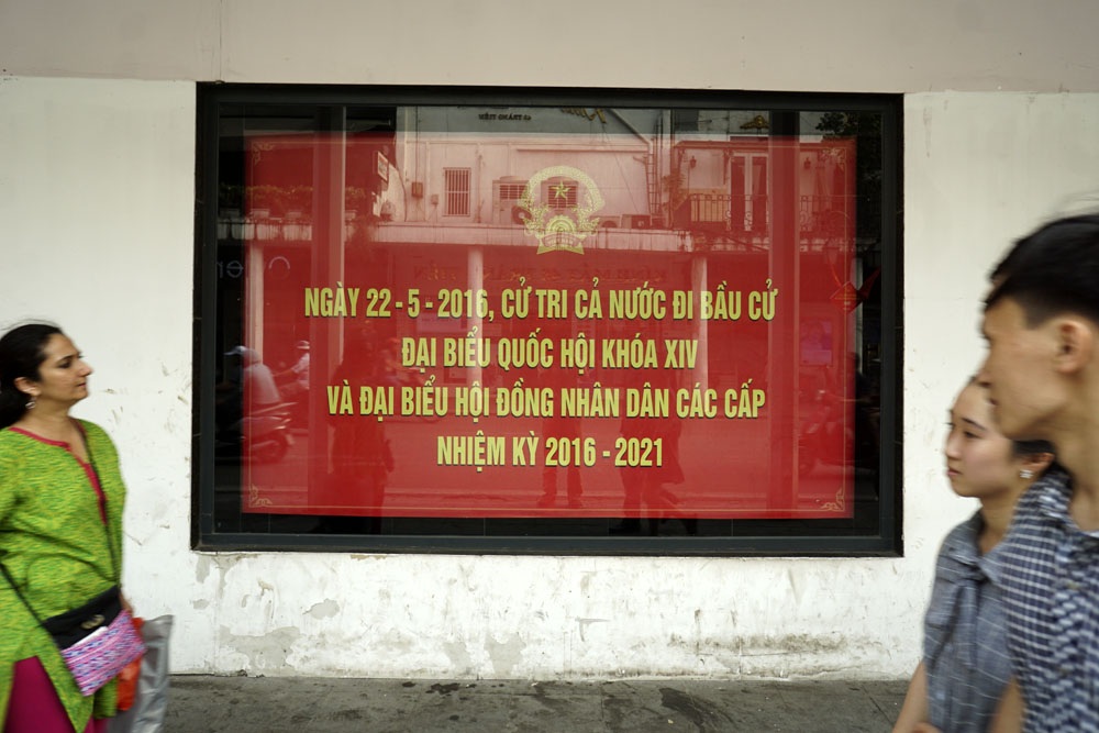Đường phố Hà Nội rực rỡ trước ngày bầu cử Quốc hội - 5
Khẩu hiệu tuyên truyền về ngày bầu cử trên đường phố Tràng Tiền.