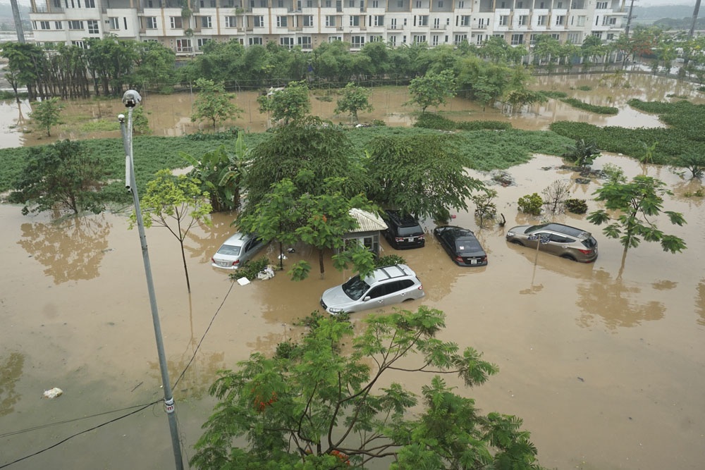 Khu Văn Phú - Hà Đông bị cô lập, người dân bàng hoàng với biển nước - 1 Người dân khu đô thị Văn Phú quận Hà Đông sau một đêm tỉnh dậy bàng hoàng, khi xung quanh biến thành biển nước, nhiều phương tiện giao thông ngập sâu đến 60cm nước.