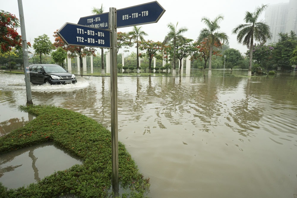 Khu Văn Phú - Hà Đông bị cô lập, người dân bàng hoàng với biển nước - 3 Khu Văn Phú - Hà Đông bị cô lập, người dân bàng hoàng với biển nước - 3