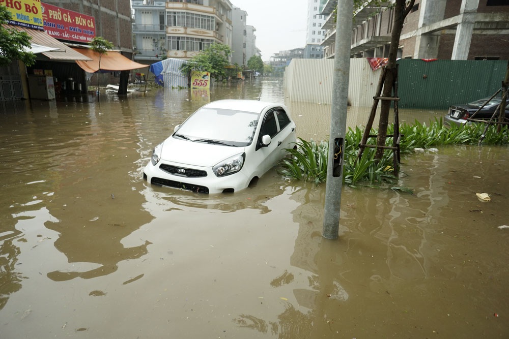 Khu Văn Phú - Hà Đông bị cô lập, người dân bàng hoàng với biển nước - 9 Khu Văn Phú - Hà Đông bị cô lập, người dân bàng hoàng với biển nước - 9