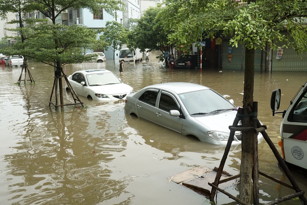 Khu Văn Phú - Hà Đông bị cô lập, người dân bàng hoàng với biển nước - 10 Nhiều ô tô ngập sâu trong nước gây thiệt hại lớn cho người dân.
