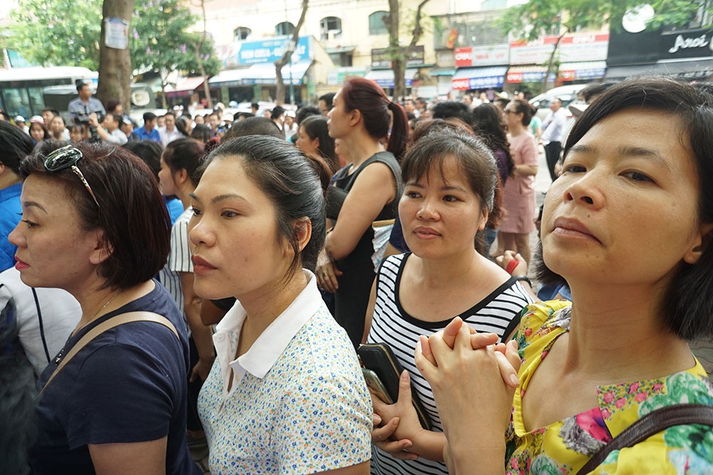 Cảm xúc vỡ òa của thí sinh, phụ huynh sau buổi thi đầu tiên vào lớp 10 - 1
Thời điểm gần kết thúc giờ thi môn văn, nhiều phụ huynh đã có mặt tại cổng trường THPT Việt Đức với ánh mắt luôn hướng vào trong trường để ngóng con.
Sáng nay 8/6, cùng với hơn 75.000 thí sinh ở Hà Nội, các thí sinh ở điểm thi THPT Việt Đức bước vào buổi thi đầu tiên của kỳ tuyển sinh vào lớp 10.