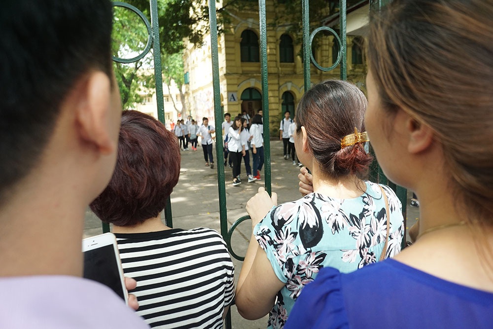 Cảm xúc vỡ òa của thí sinh, phụ huynh sau buổi thi đầu tiên vào lớp 10 - 2
Đúng 10h, tiếng trống báo hiệu thời gian làm bài kết thúc, các thí sinh bắt đầu rời khỏi phòng thi trong sự hồi hộp của cha mẹ đang chờ bên ngoài cổng trường.