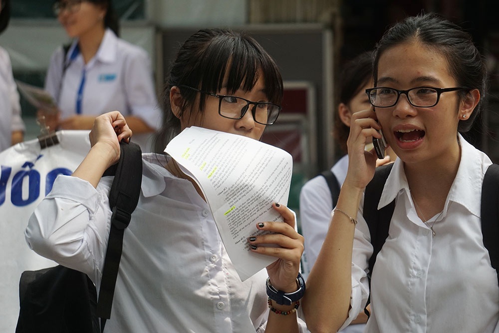 Cảm xúc vỡ òa của thí sinh, phụ huynh sau buổi thi đầu tiên vào lớp 10 - 8
Một thí sinh đang trả lời điện thoại báo cáo kết quả làm bài cho phụ huynh.
Đề thi môn Văn sáng nay được cho là dễ chịu, đa số các em thí sinh vui vẻ vì hoàn thành tốt.