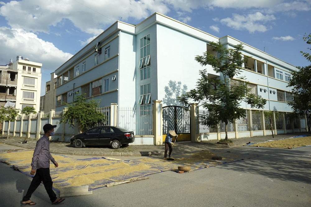 
Cảnh phơi thóc trên đường phố đô thị ở Kiến Hưng.
