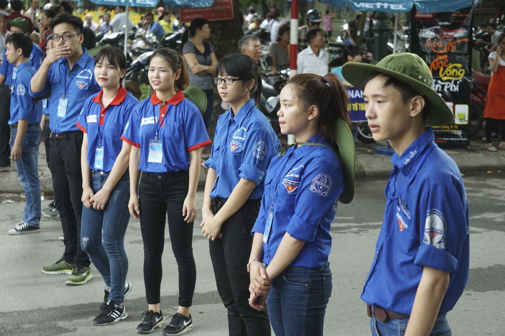 Thí sinh, phụ huynh trong "cuộc đua" THPT quốc gia 2016 - 8 Các sinh viên tình nguyện đứng thành hàng ngang trước cổng trường ĐHTL ngăn các phụ huynh đi xe máy vào quá gần cổng trường, bảo đảm an toàn trật tự cho các thí sinh.