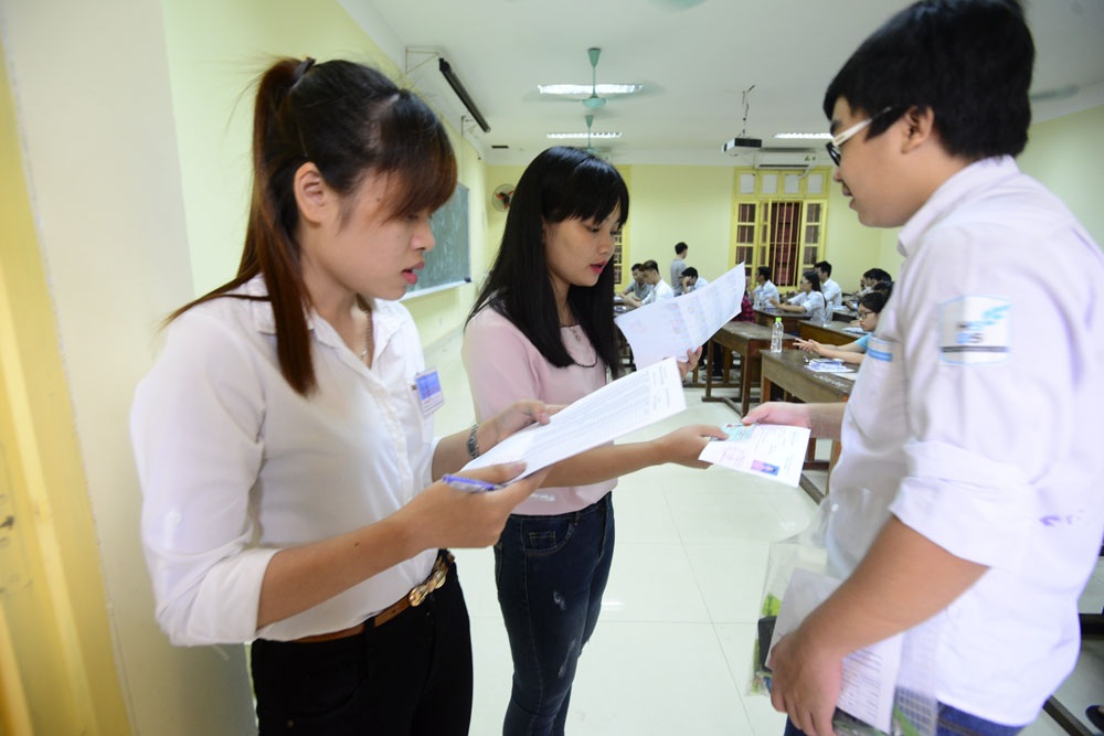 Thí sinh, phụ huynh trong "cuộc đua" THPT quốc gia 2016 - 9 6h45 các thí sinh bước phòng thi.