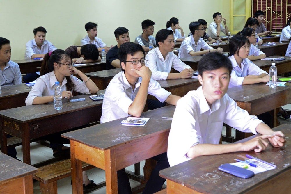 Thí sinh, phụ huynh trong "cuộc đua" THPT quốc gia 2016 - 10 Không khí tại một phòng thi trước lúc bóc đề.