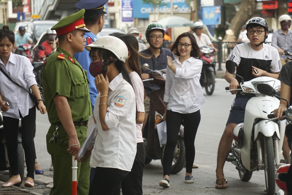 Thí sinh, phụ huynh trong "cuộc đua" THPT quốc gia 2016 - 6 Bên cạnh sự lo lắng, rất nhiều thí sinh tỏ ra tự tin khi chia tay người thân để bước vào phòng thi.