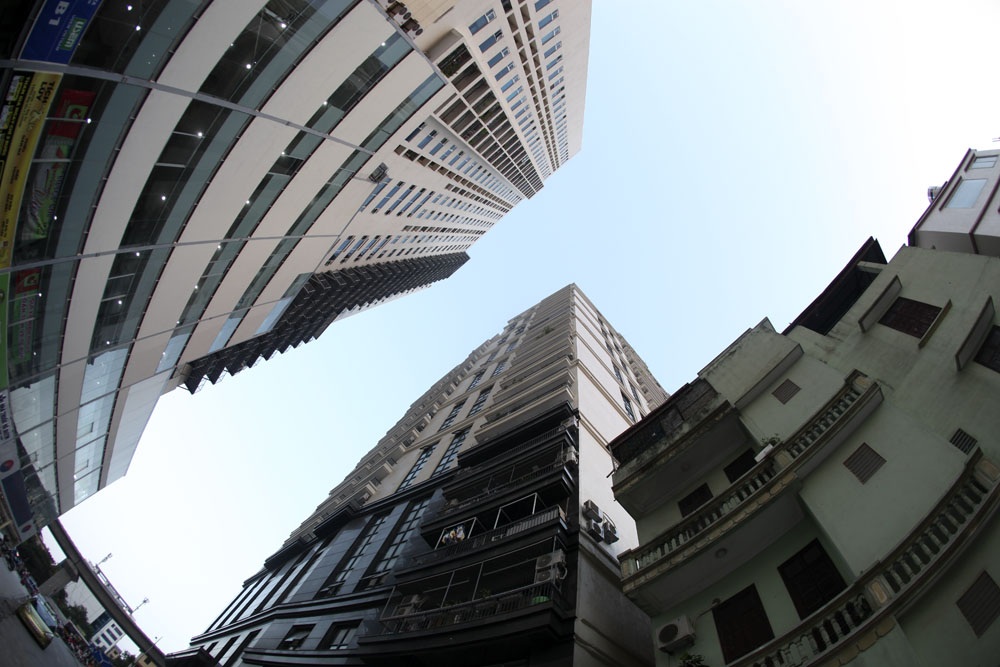 
Các dãy nhà cao tầng xen kẽ trong không gian khá hẹp gần đường Trần Phú, quận Hà Đông.
