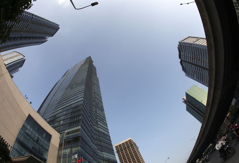 Các tòa nhà chọc trời và đường trên cao trên đường Phạm Văn Đồng.