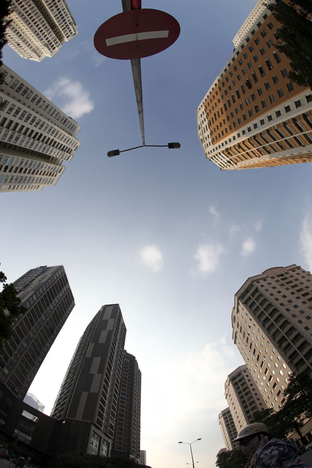 Những dãy nhà tua tủa trên nền trời.