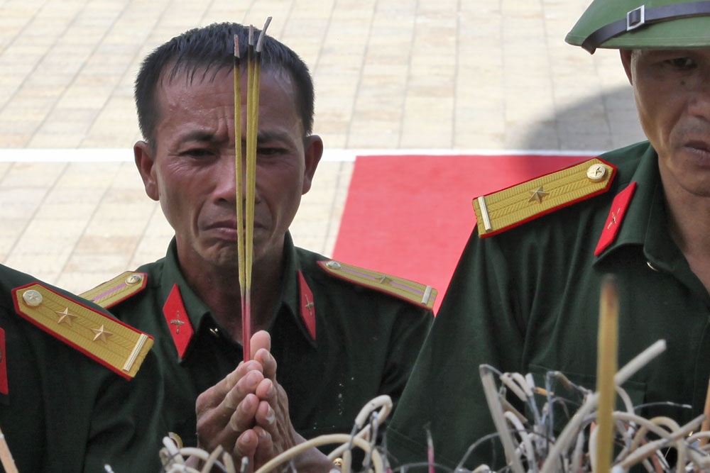 Tháng 7 trở về chiến trường biên giới Vị Xuyên - 4
Một trong những trận đánh khốc liệt nhất của chiến dịch bảo vệ biên giới diễn ra ngày 12/7/1984. Lực lượng chủ chốt tham chiến là sư đoàn 356 chịu tổn thất lớn, vì thế nên các cựu binh F356 lấy ngày này làm ngày giỗ trận của sư đoàn. Trong ảnh, cựu binh sư đoàn 356 Nguyễn Đình Bang từ Yên Bái về Vị Xuyên dâng nén hương tưởng nhớ các đồng đội hôm 12/7.
