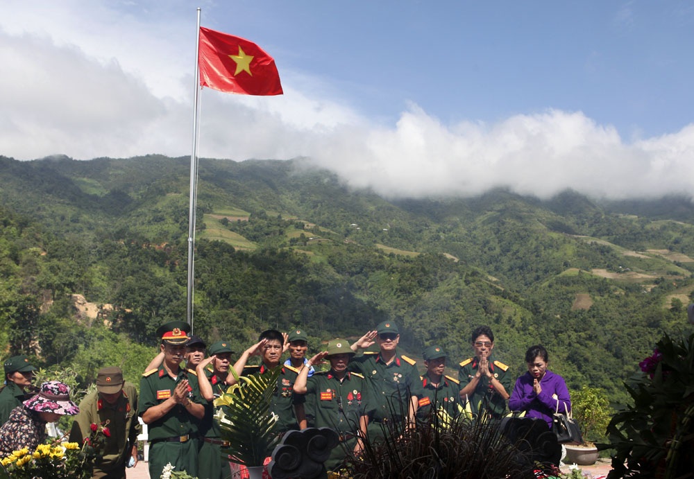 Tháng 7 trở về chiến trường biên giới Vị Xuyên - 9
Các cựu binh E567 thắp hương tại một điểm tưởng niệm mới được xây dựng trên cao điểm 468. Phía sau họ là ngọn Núi Đất với cao điểm 1509, nơi diễn ra các cuộc pháo kích, giao tranh khốc liệt 32 năm trước.