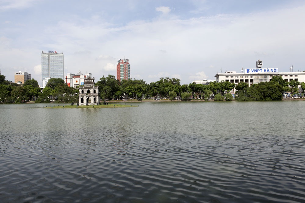 Những công trình tạo nên bộ mặt cảnh quan hồ Gươm - 7
Tháp Rùa cổ kính giữa lòng hồ trong bối cảnh hiện tại.